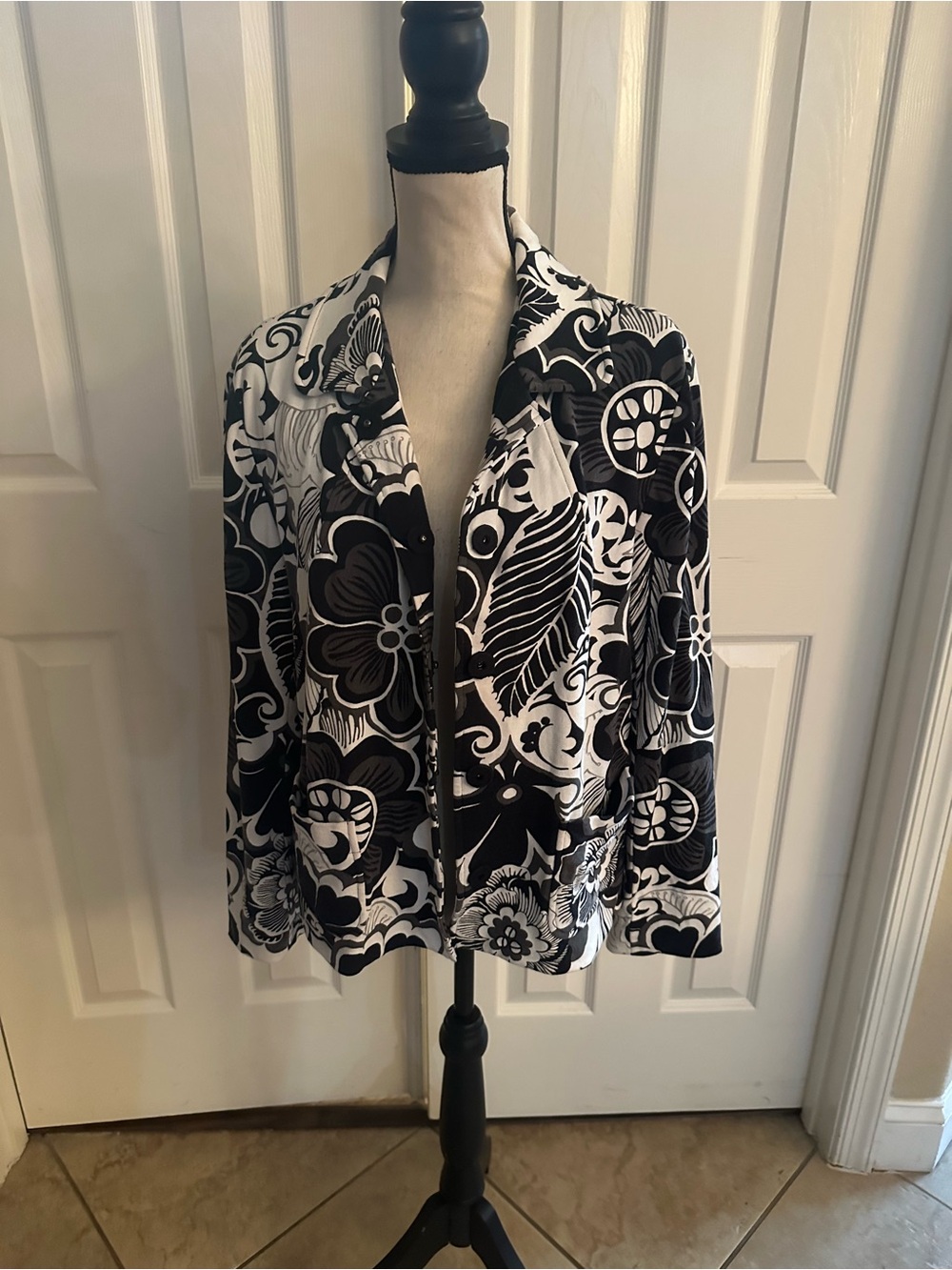 Chico’s size 2 Womens Black & White Floral Jacket with button closure